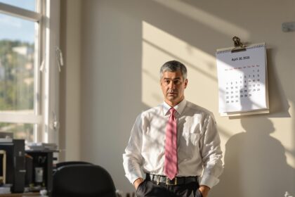 Homme d'affaires devant un calendrier indiquant le 30 avril 2025